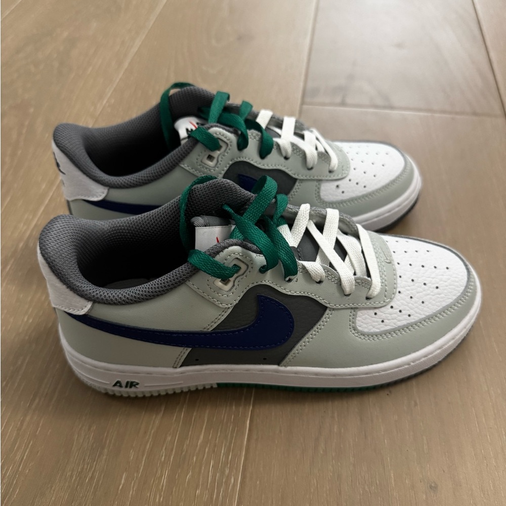 Nike Kids' Sneakers - Light Silver, White, Green, and Navy. 5Y